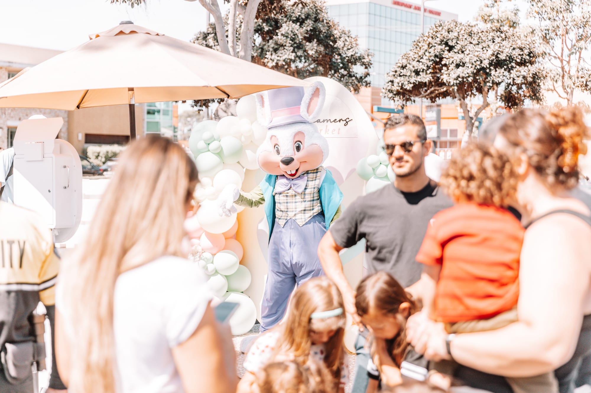 Family with a stroller browsing vendor booths at a family-friendly Dreamers Markets pop-up